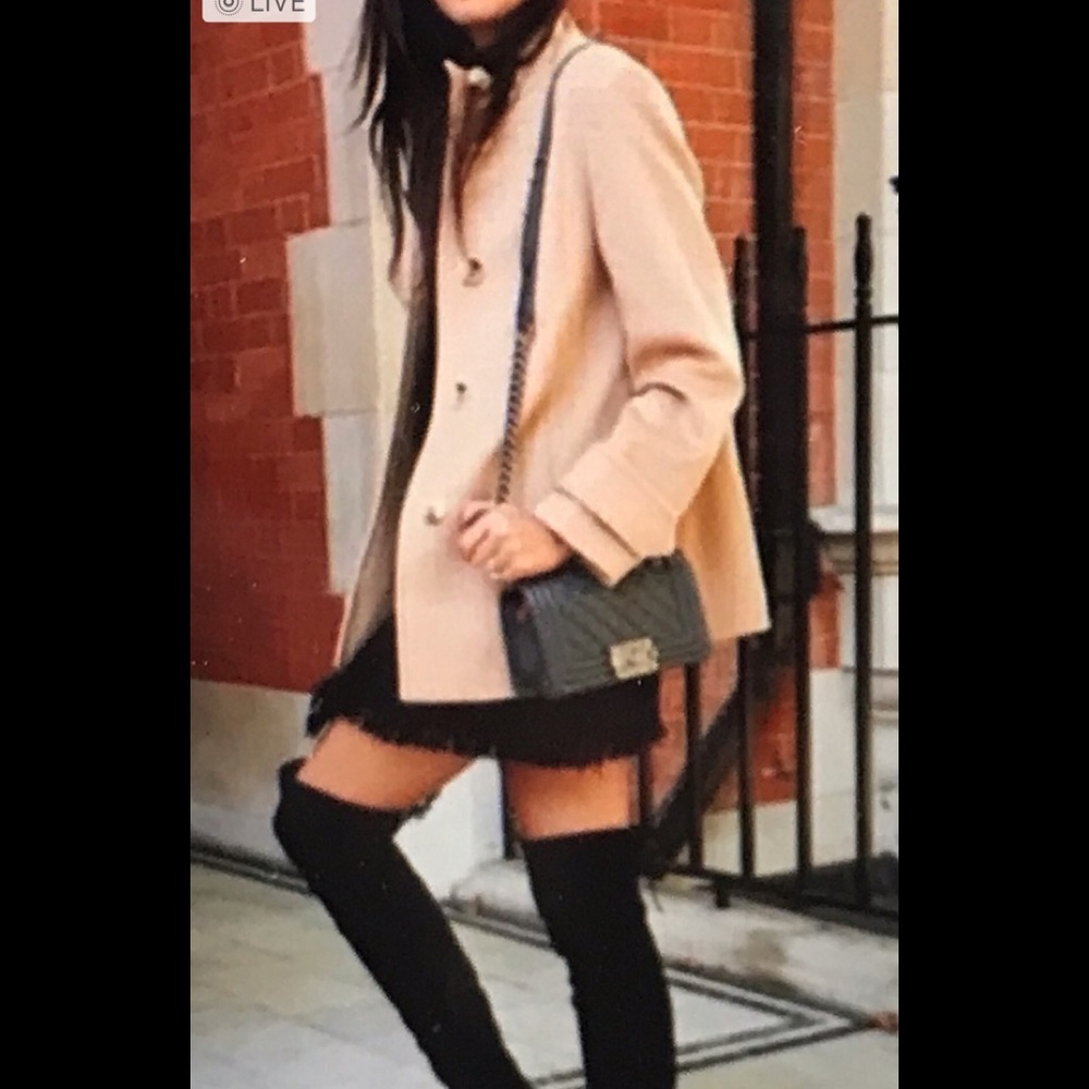 <<ISO >> this short coat in nude or pale in color